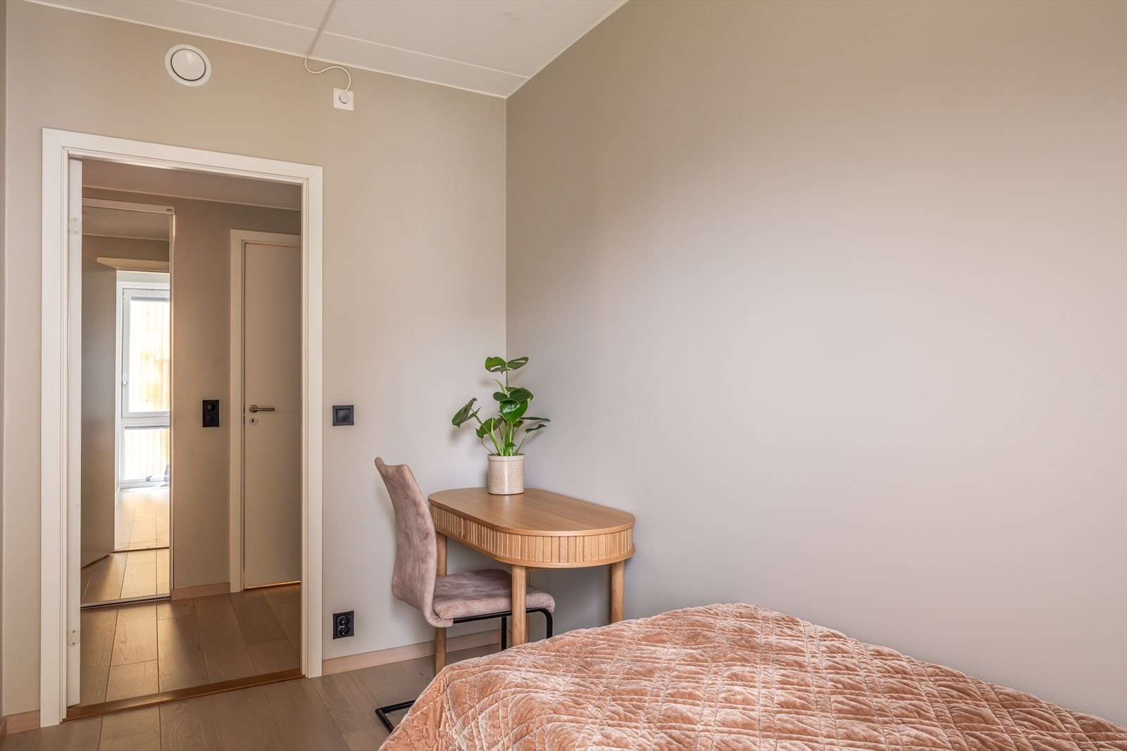 Soverom 3 med plass til seng og garderobeskap Galleribilde