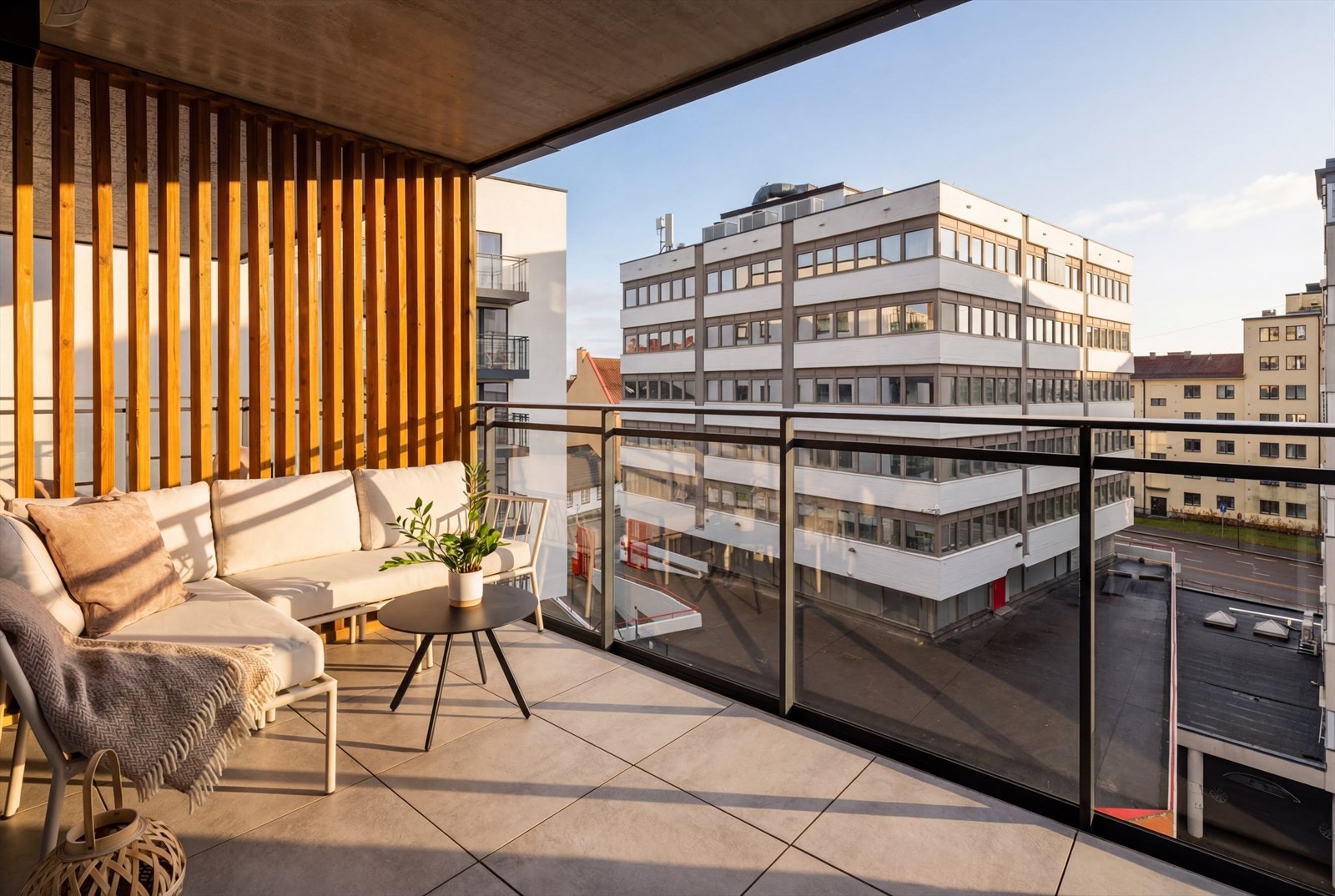 Balkong på 10 kvm med plass til utemøbler og grill. Galleribilde