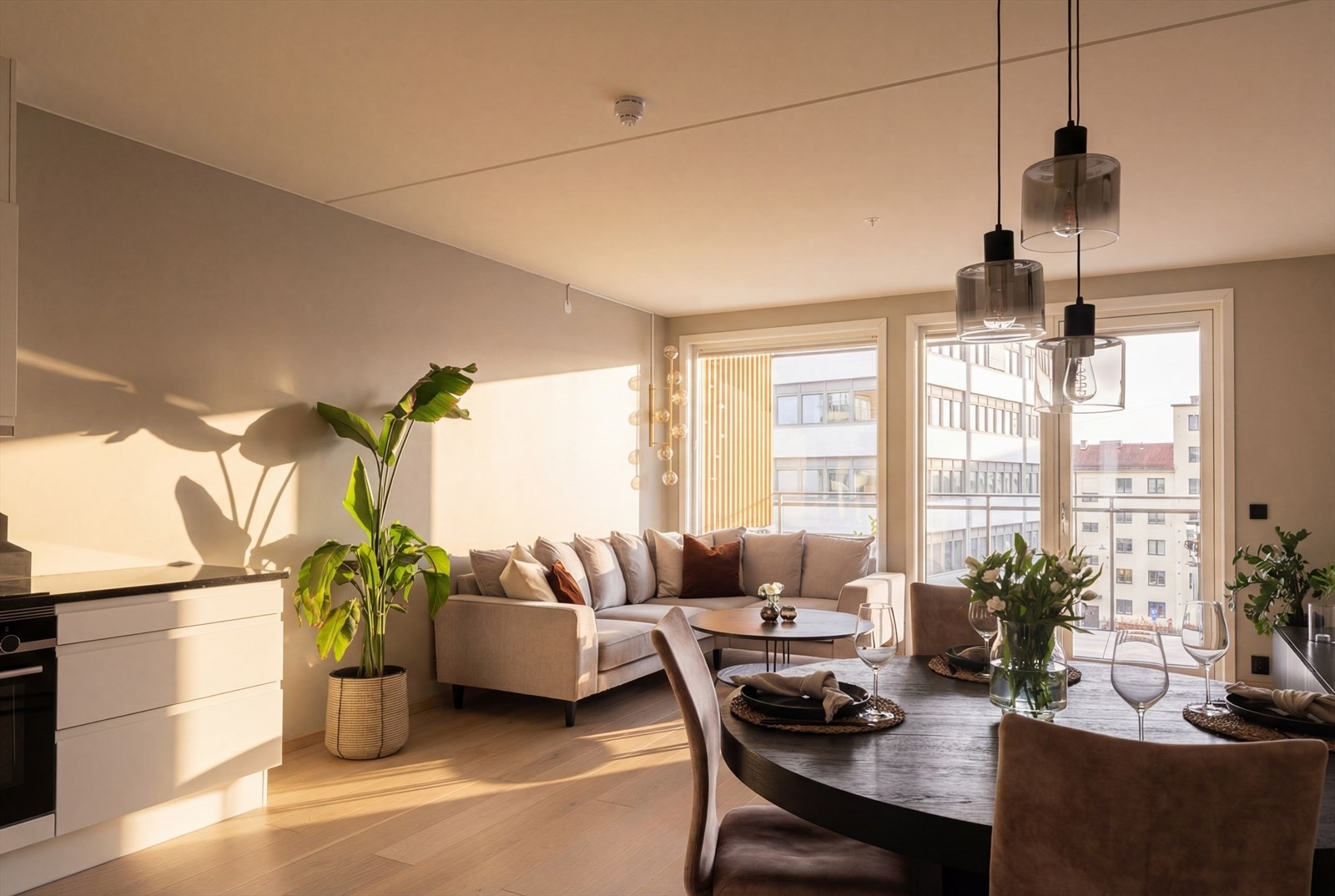 Stue med åpen kjøkkenløsning - Lyse gulv og lyse overflater Galleribilde