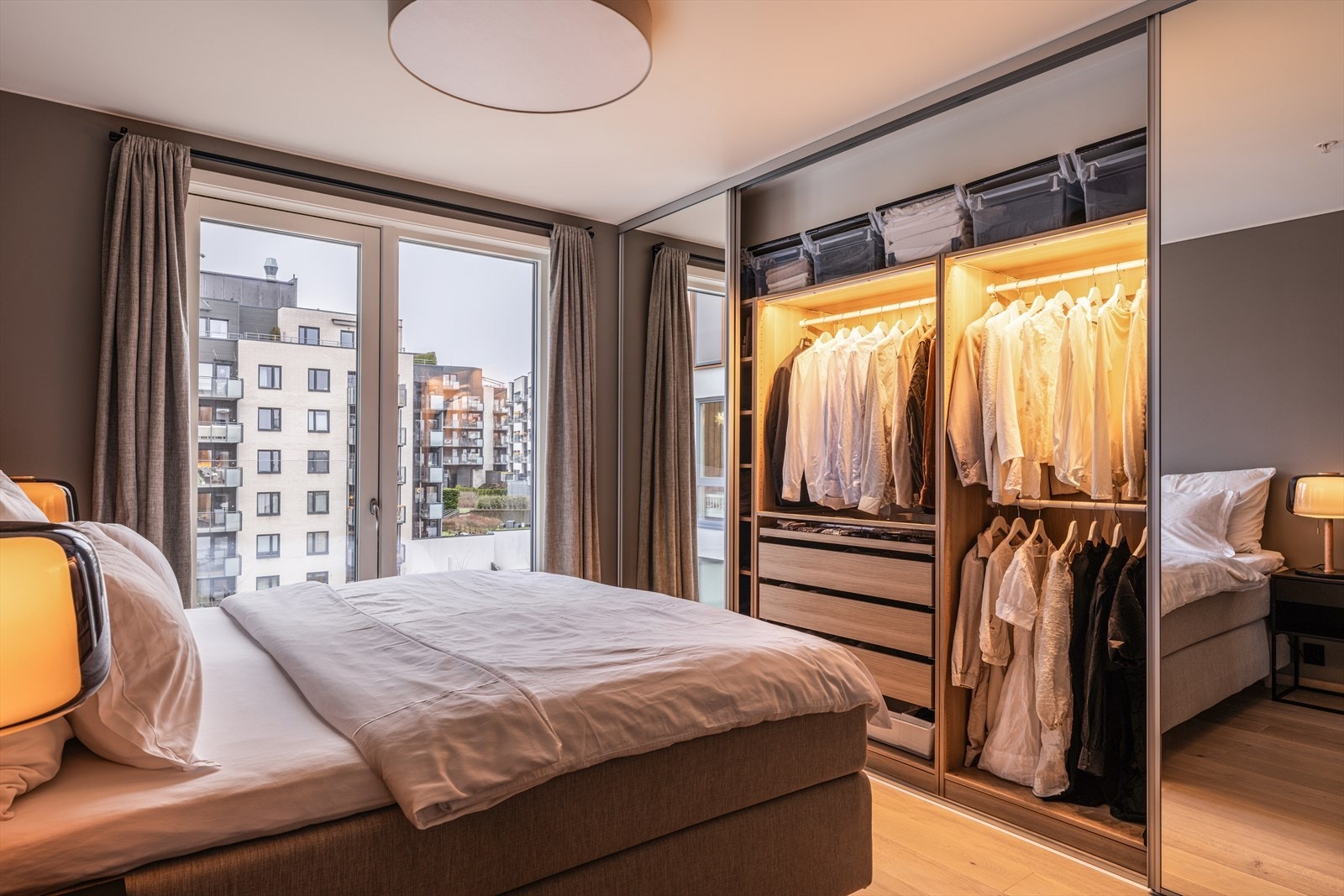 Hovedsoverom med store vindusflater Galleribilde