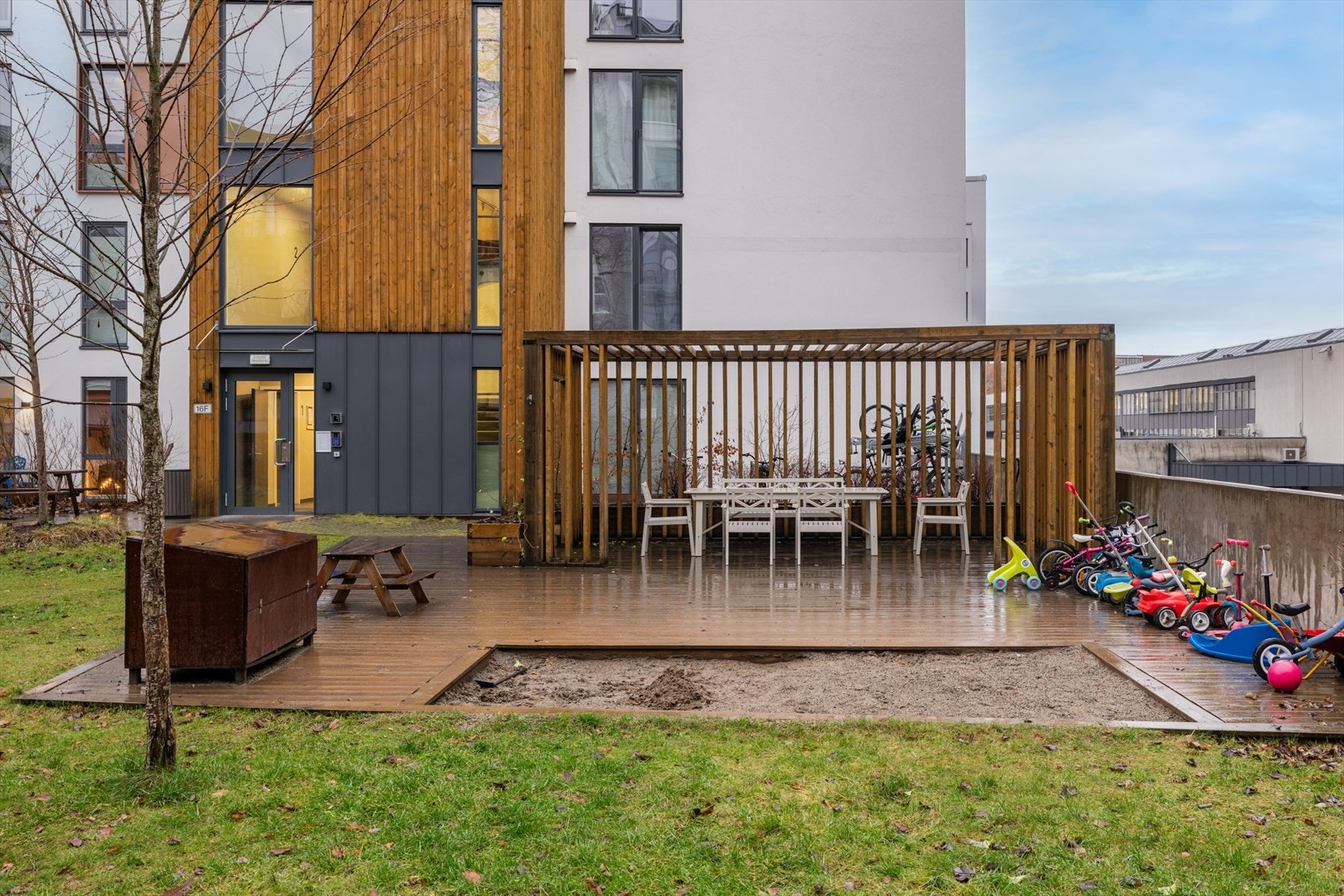 Sandkasse og pergola i fellesarealene Galleribilde