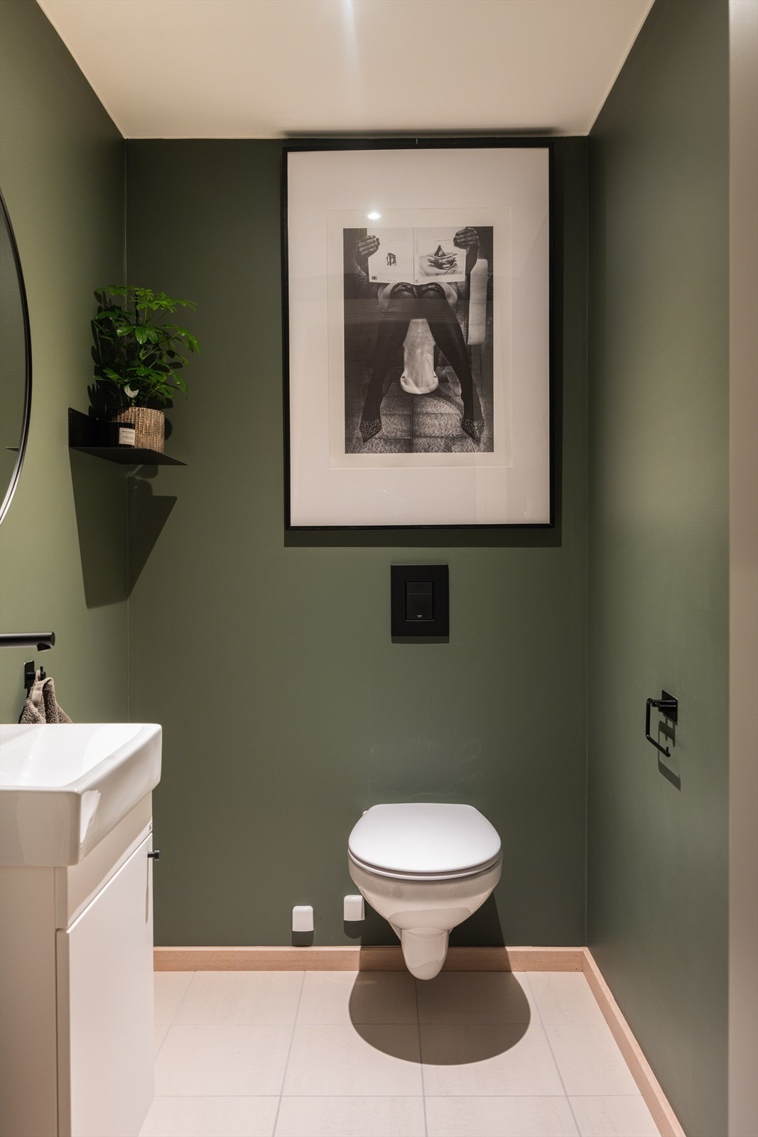 Separat toalett med fliser på gulv og vegghengt toalett Galleribilde