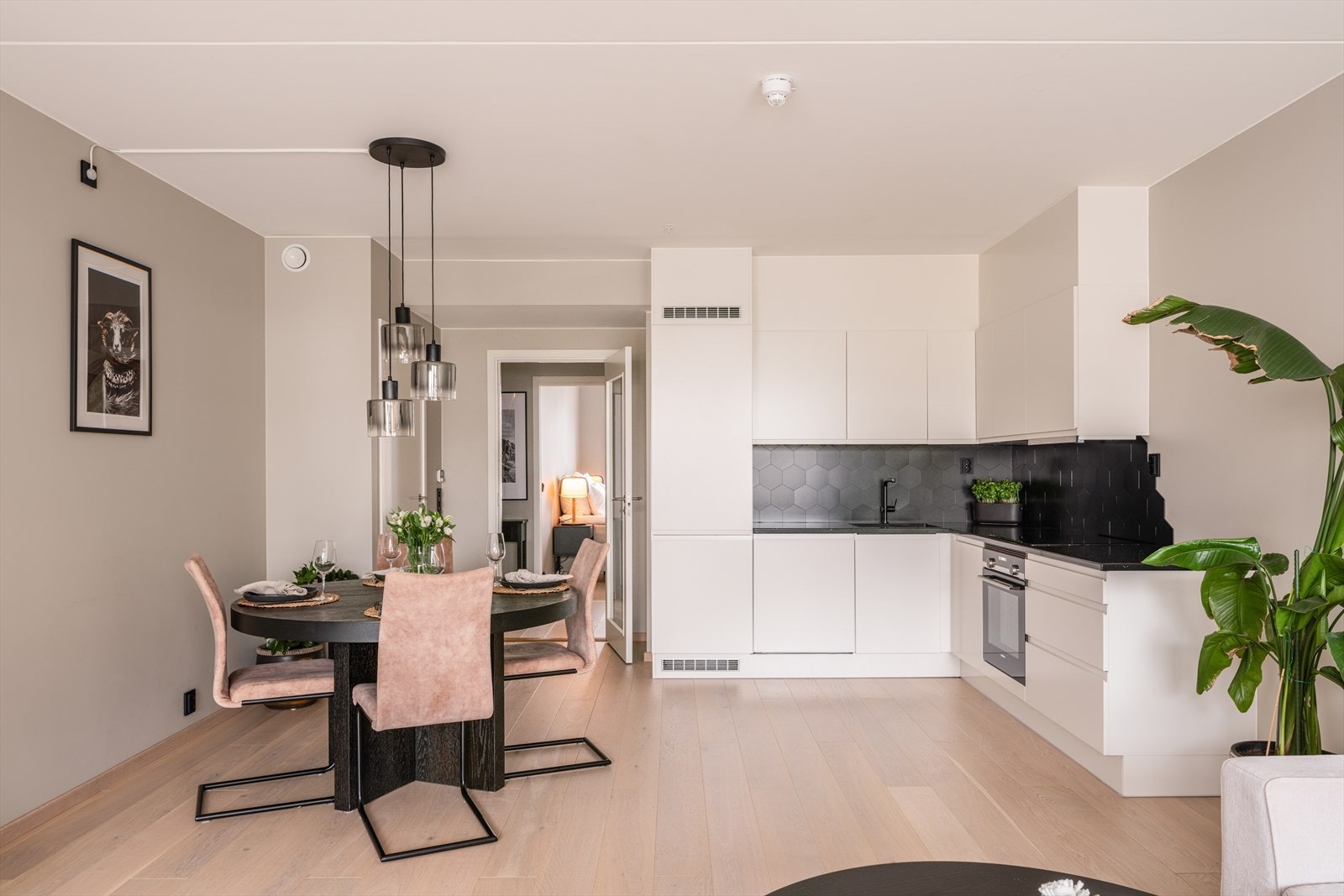 Lyst kjøkken med plass til spisebord Galleribilde