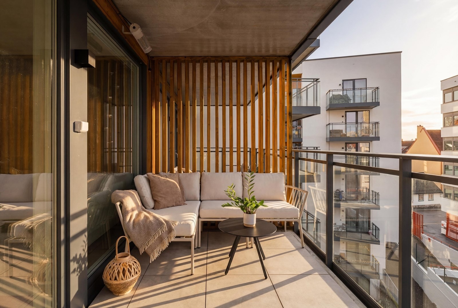 Balkongen har fliser på gulv og har gode solforhold Galleribilde