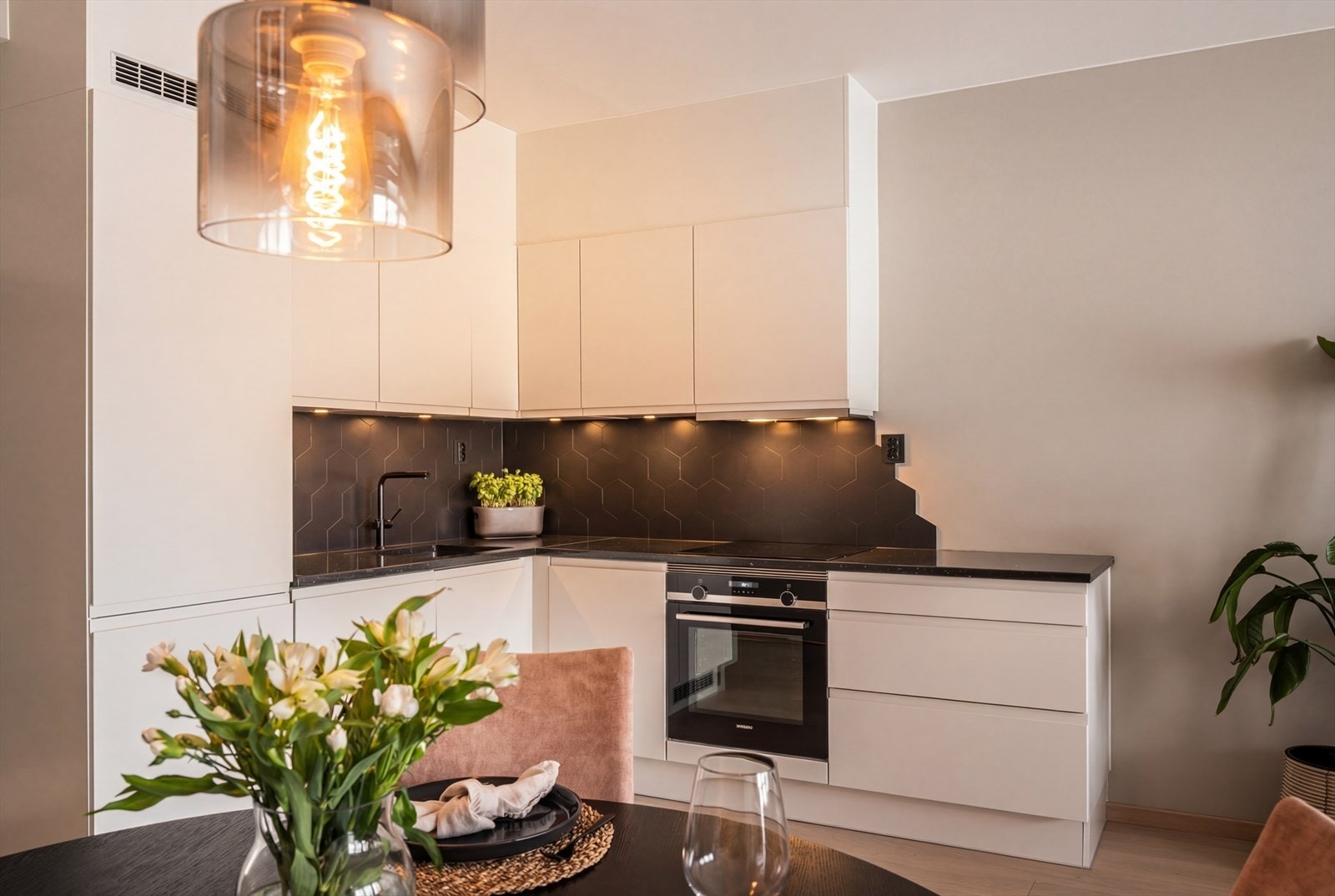 Kjøkken med integrerte hvitevarer Galleribilde