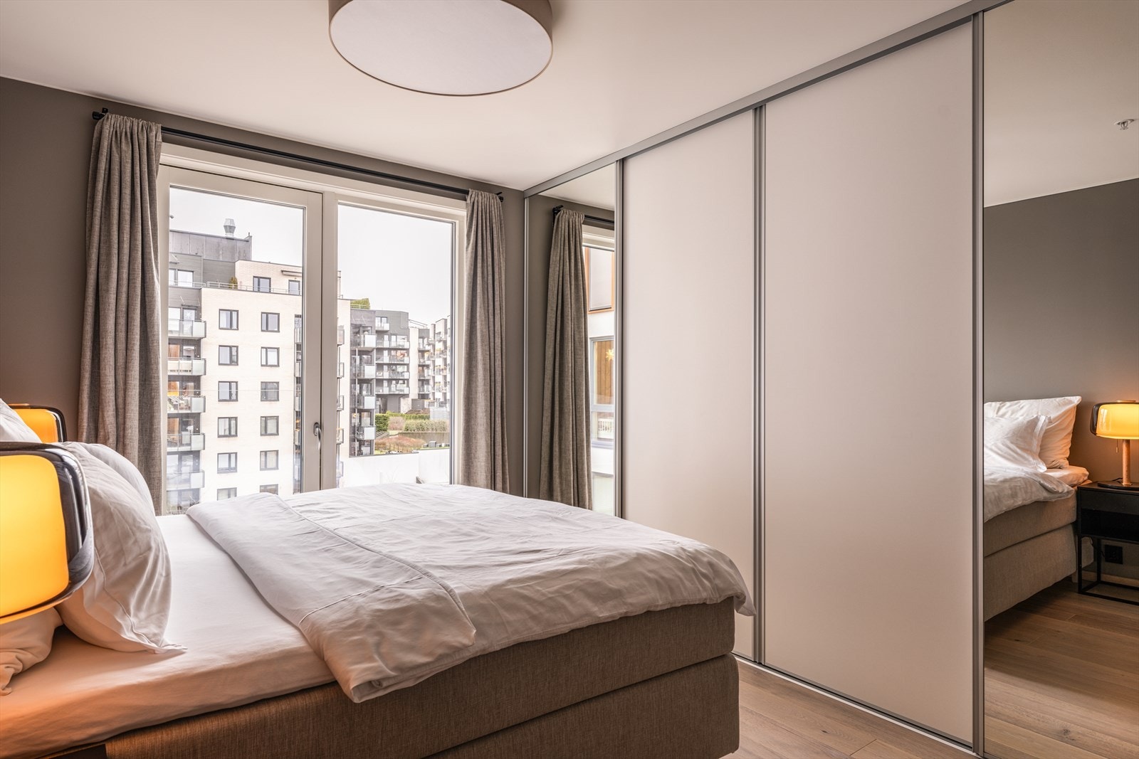 Hovedsoverom med stor skyvedørsgarderobe Galleribilde