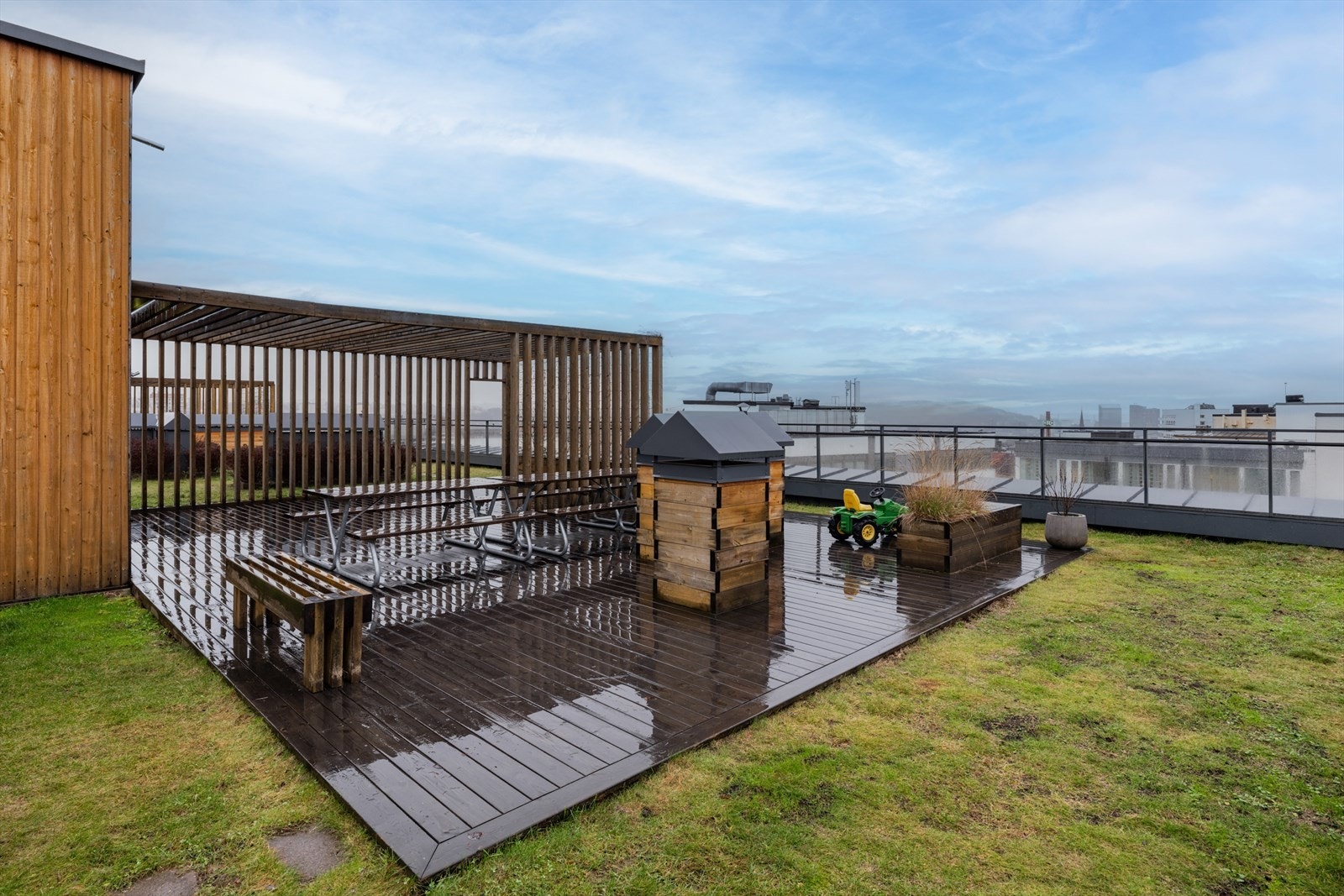 Felles takterrasse med sittegrupper og pergola. Flott utsikt. Galleribilde
