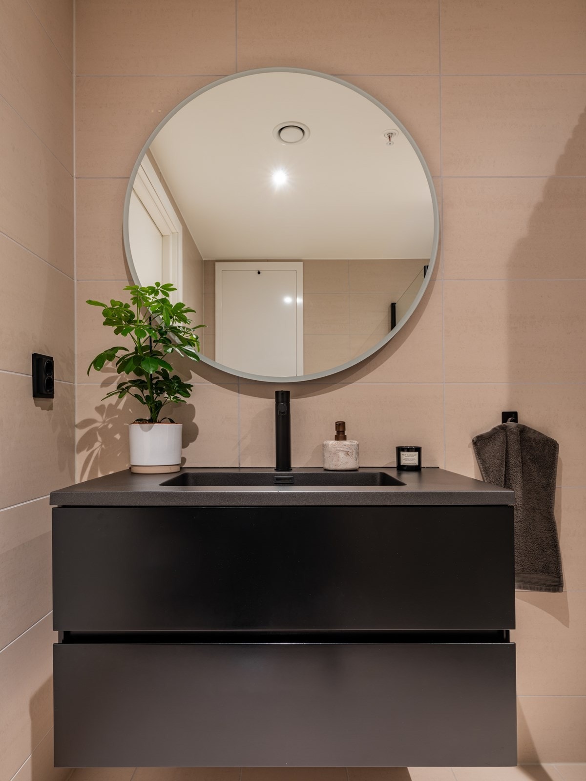 Rikelig med oppbevaringsplass i servantskap Galleribilde