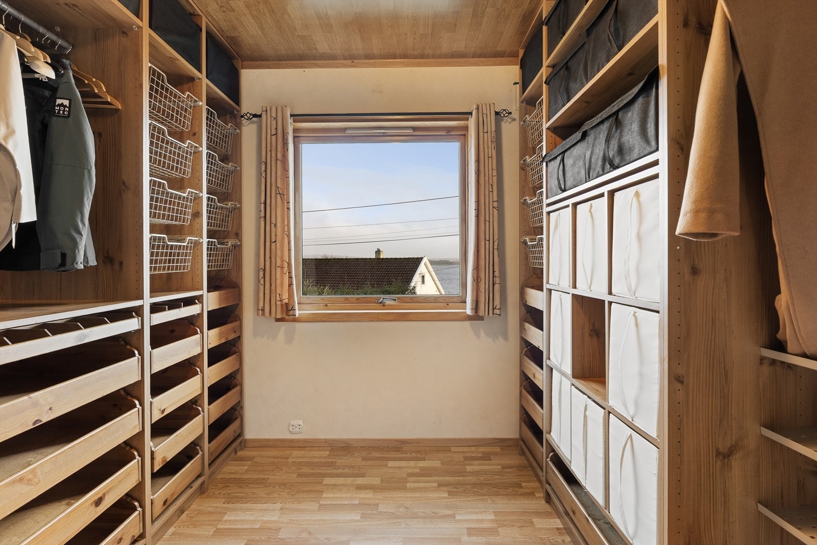 Garderoberom med rikelig plass til oppbevaring. Galleribilde