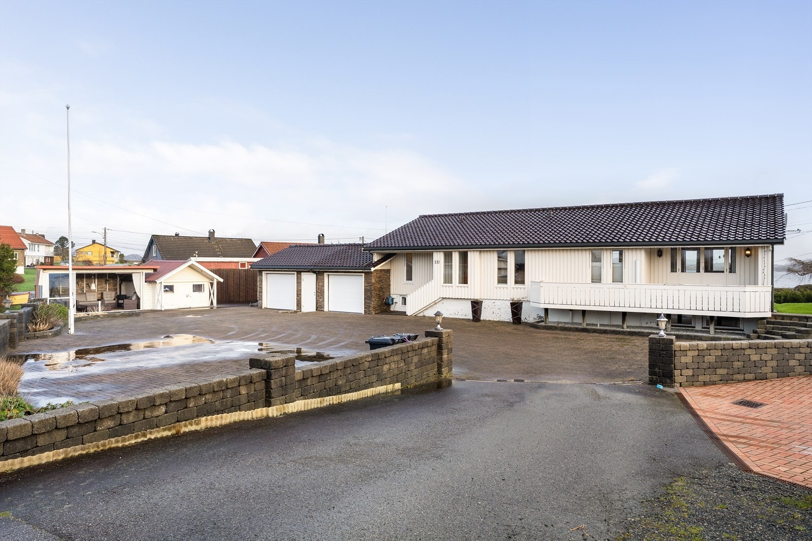 Innbydende gårdsrom med belegningsstein og fine murer gir et helhetlig uttrykk. Galleribilde