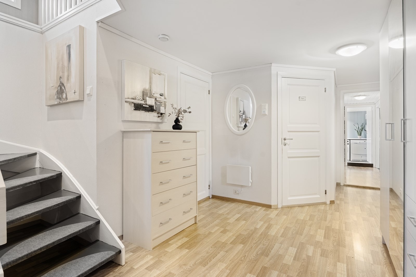 Romslig gang i kjelleretasjen. Galleribilde