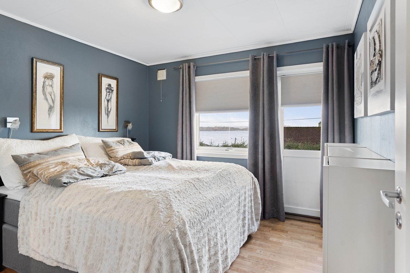 Hovedsoverom med utsikt og utgang til terrasse. Galleribilde