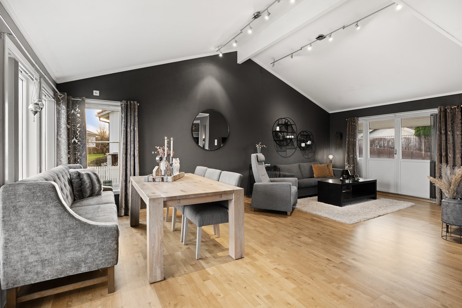 Romslig stue med utgang ut til terrasse. Galleribilde