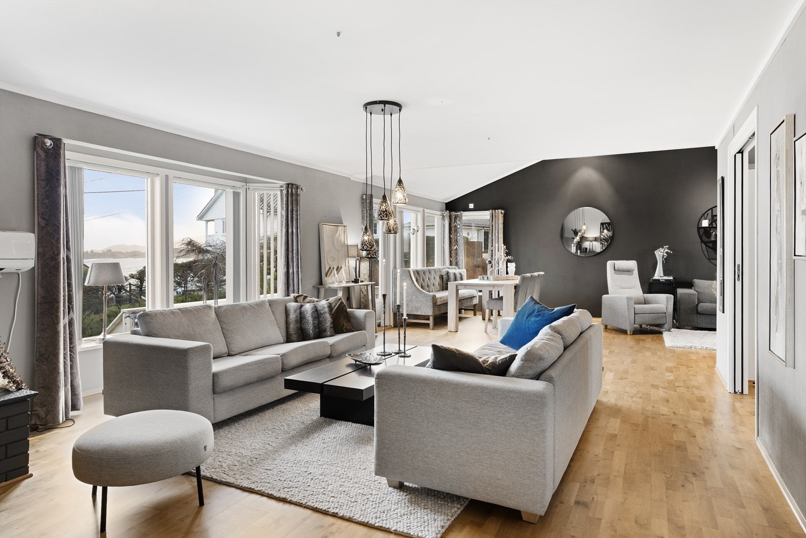 Romslig stue med gode møbleringsmuligheter. Galleribilde