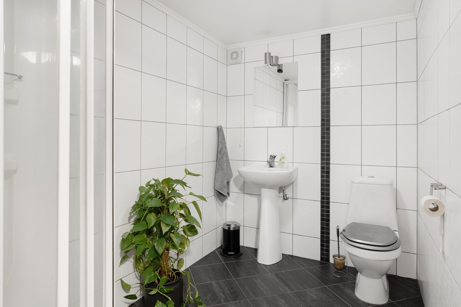 Flislagt baderom i kjeller. Galleribilde