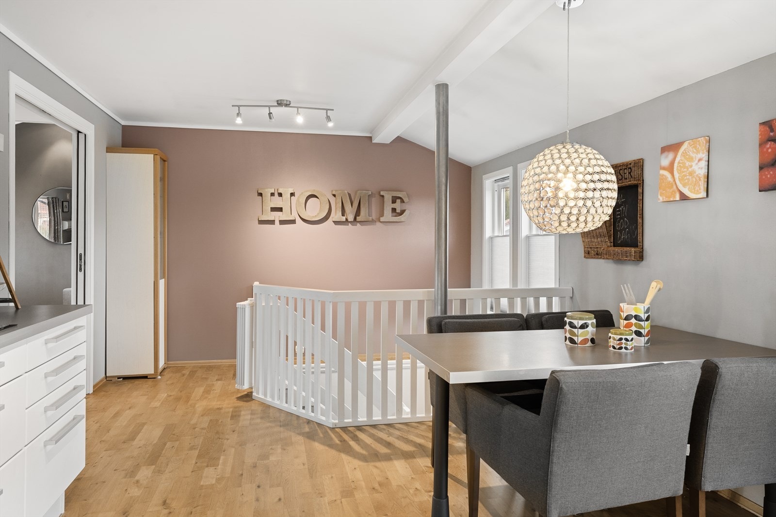 Fra kjøkkenet er det trapper ned til kjelleren. Galleribilde