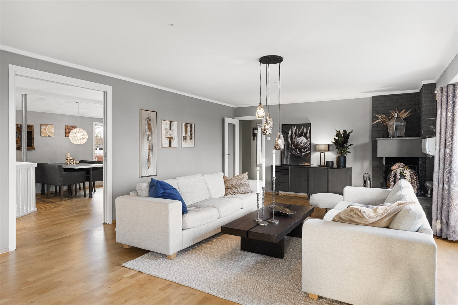 Fra stue er det dobbel skyvedør inn til kjøkken. Galleribilde