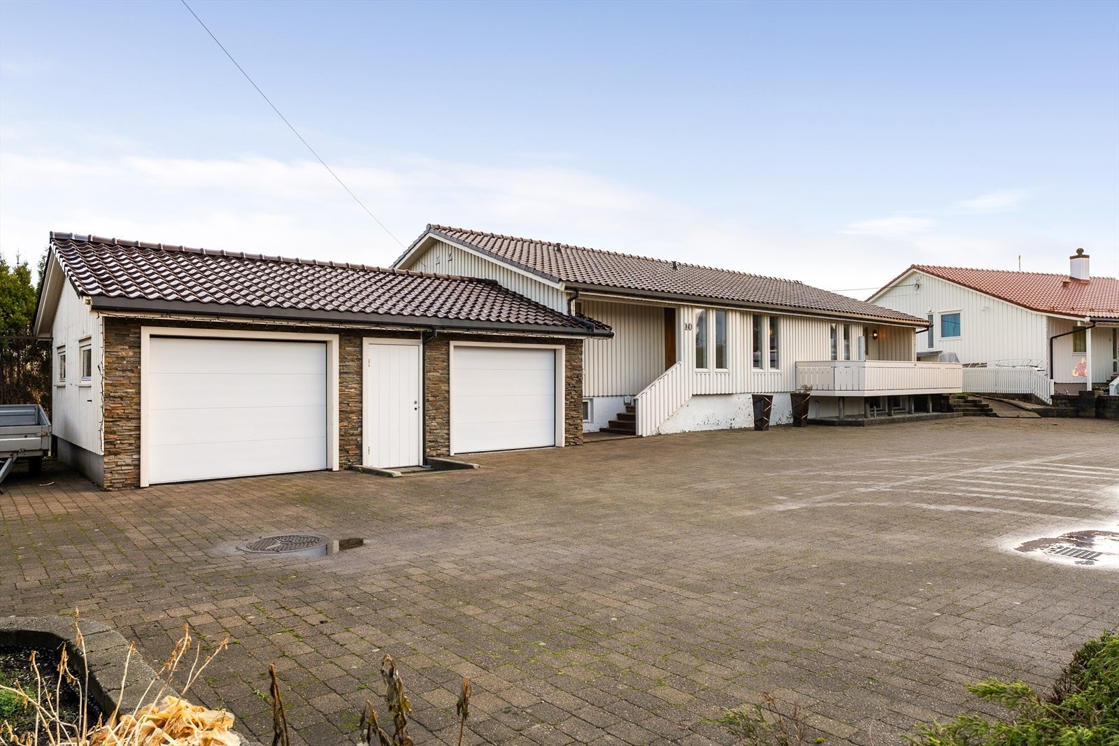 Innbydende gårdstun med god parkeringsplass. Galleribilde