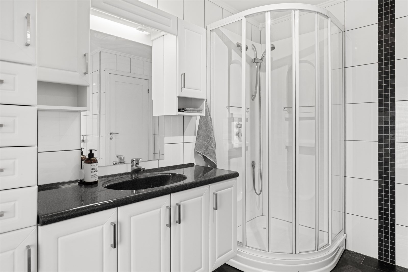 Lyst og pent baderom. Galleribilde