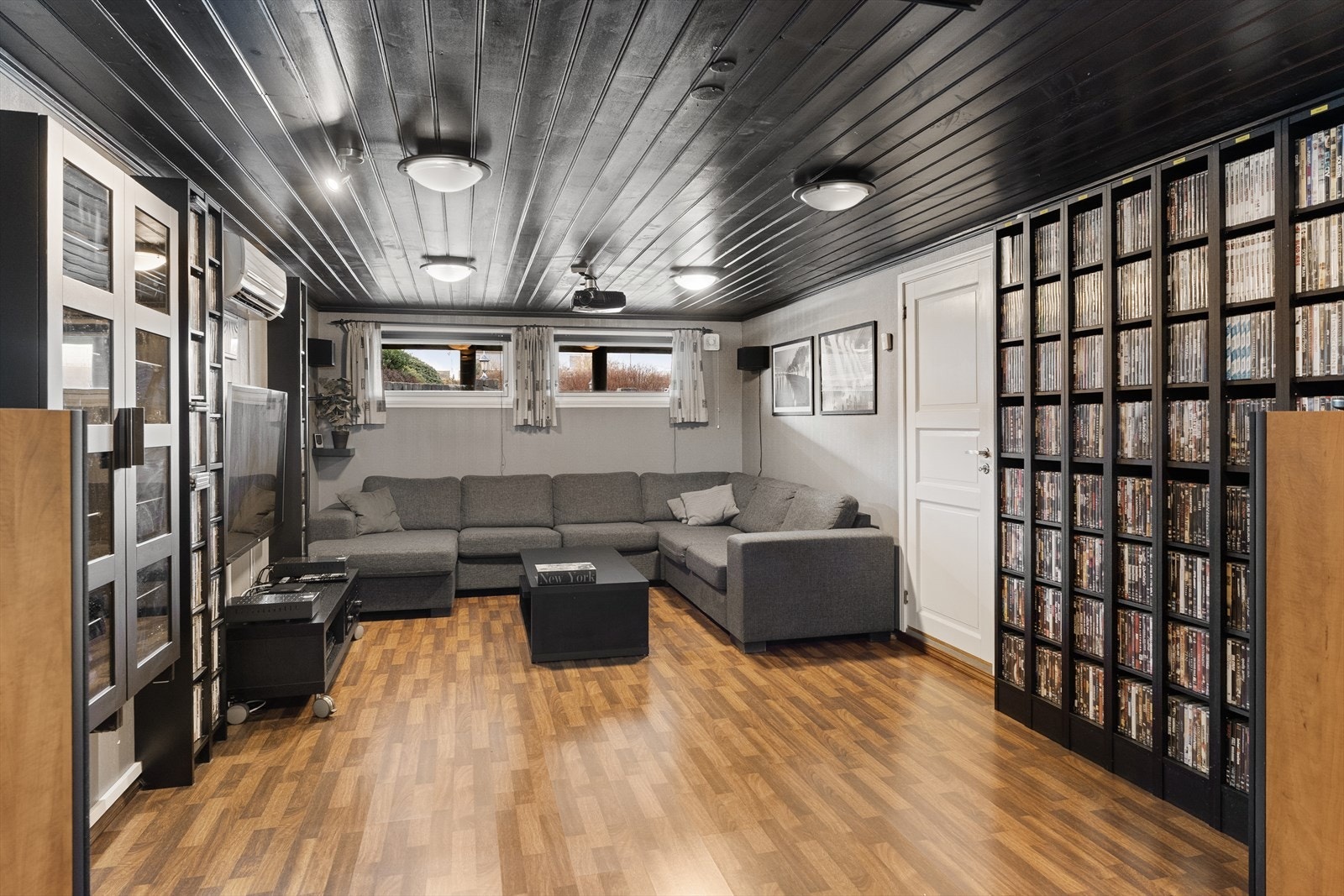 Stor kjellerstue med tøft uttrykk og god romfølelse Galleribilde