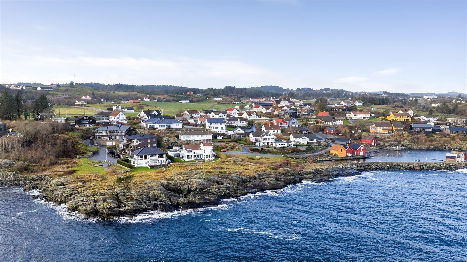 Eiendommen har en attraktiv og rolig beliggenhet i Åsavikvegen på Nordstokke, et veletablert og trivelig boligområde sør for Kopervik. Galleribilde