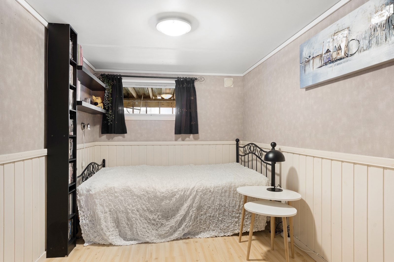 Lyst soverom i kjelleretasjen. Galleribilde