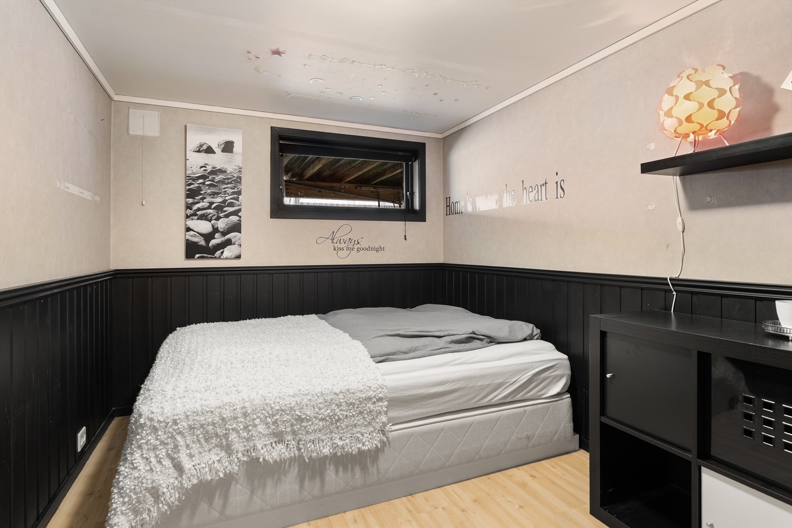 Romslig soverom i kjelleretasjen. Galleribilde