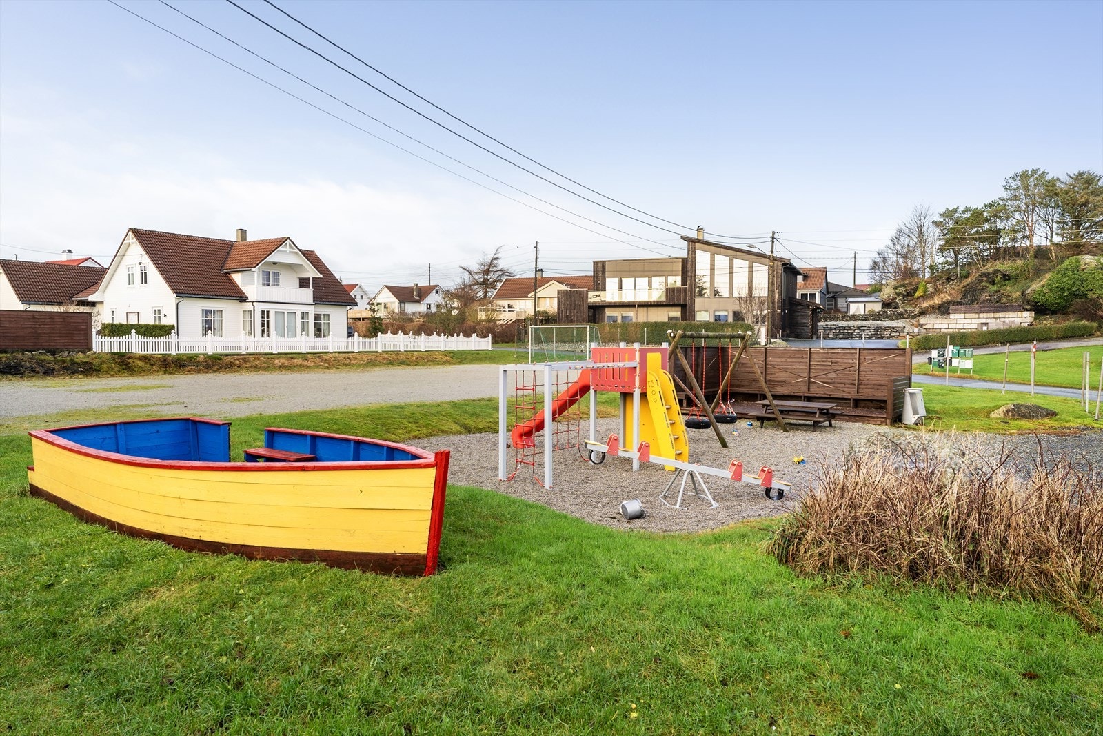 Her bor du i et etablert og familievennlig område, med koselig lekeplass i nærområdet. Galleribilde