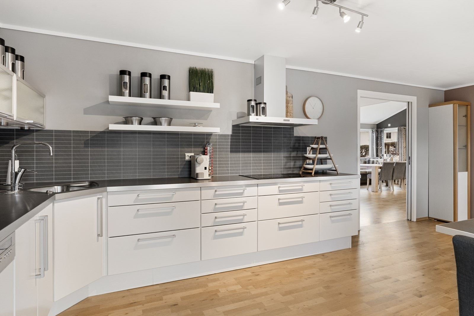 Integrerte hvitevarer og god arbeidsflate. Galleribilde