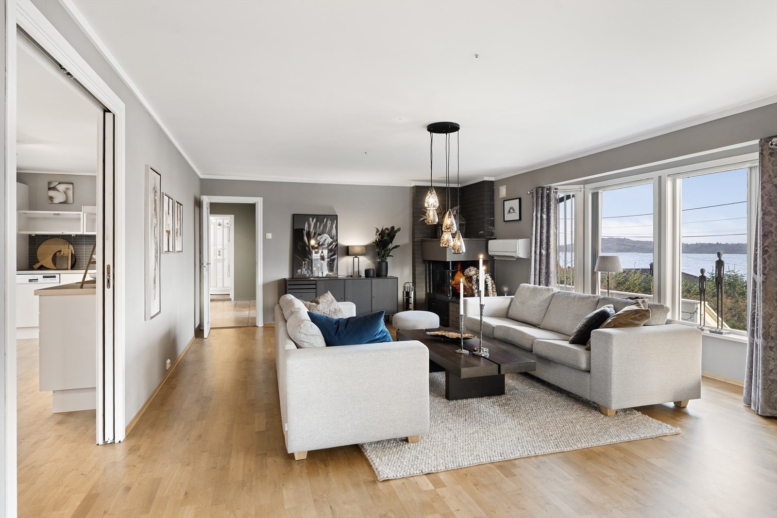 Lys og luftig stue med utsikt mot Karmsundet. Galleribilde