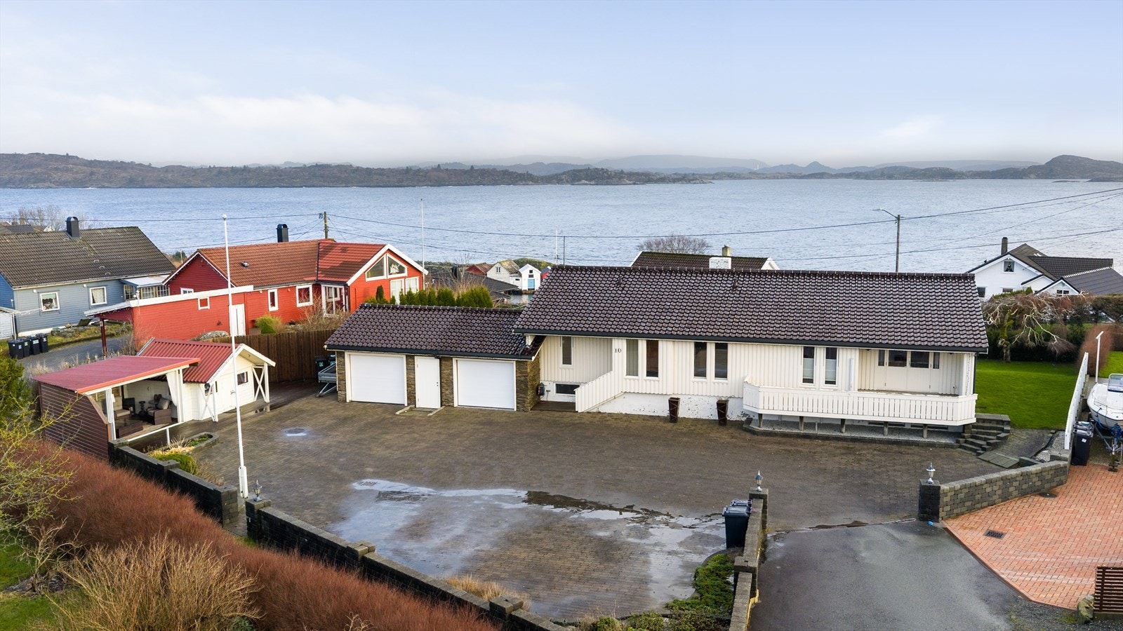 Eiendommen har nydelige solforhold og flott utsikt mot Karmsundet. Galleribilde