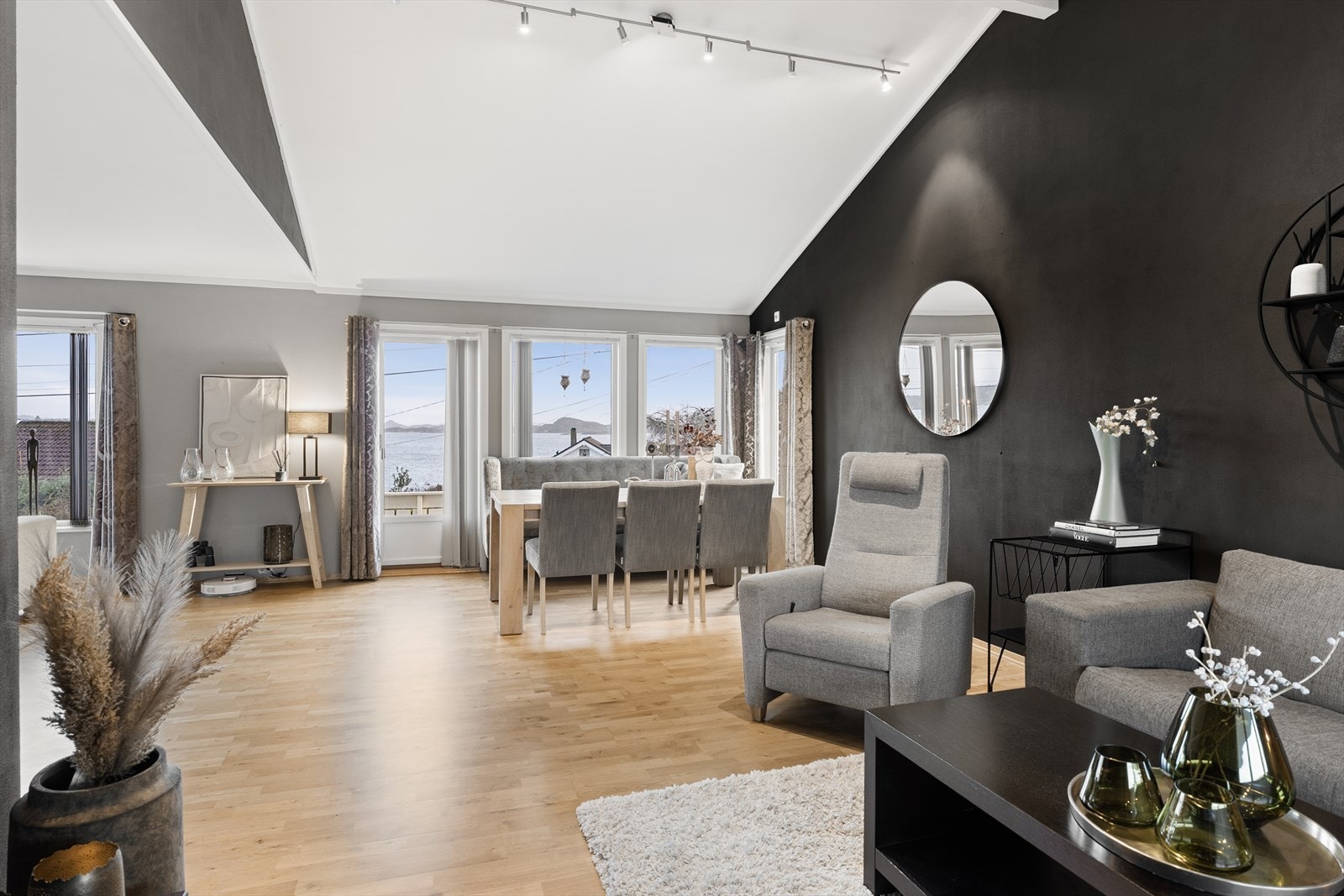 Delvis høyt under taket gir flott romfølelse. Galleribilde