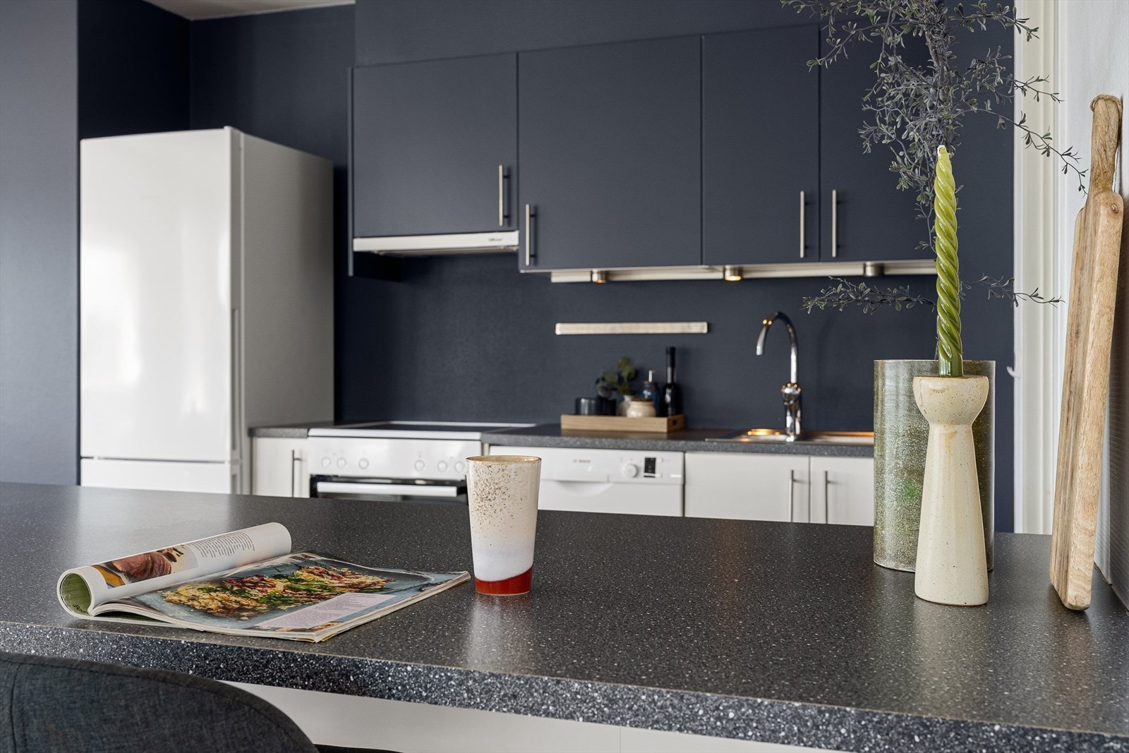 Detalj - mørk benkeplate. Galleribilde