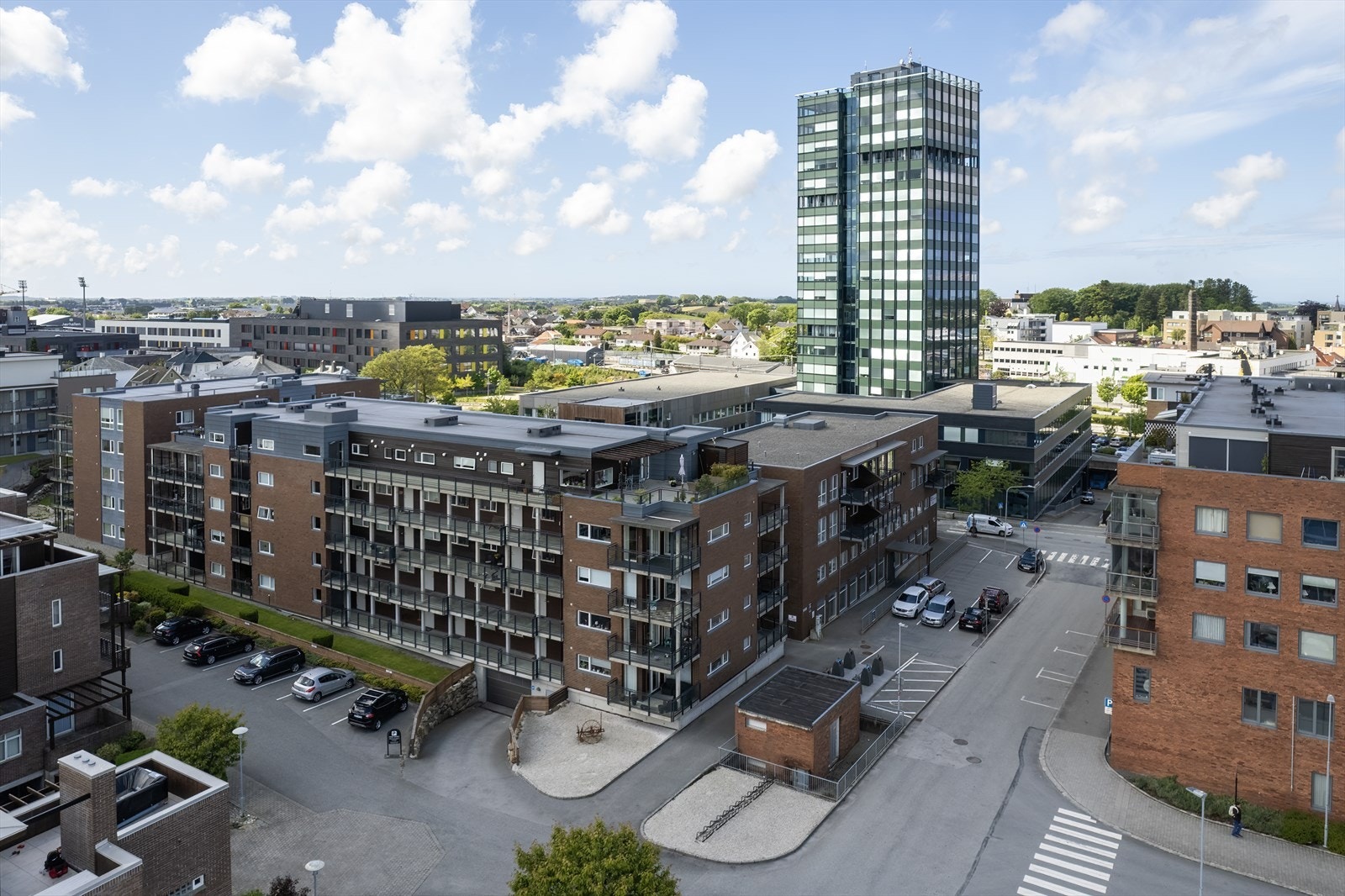 Leiligheten ligger i hjerte av Bryne sentrum. Her har man alt Bryne har å tilby like utenfor døren. Galleribilde