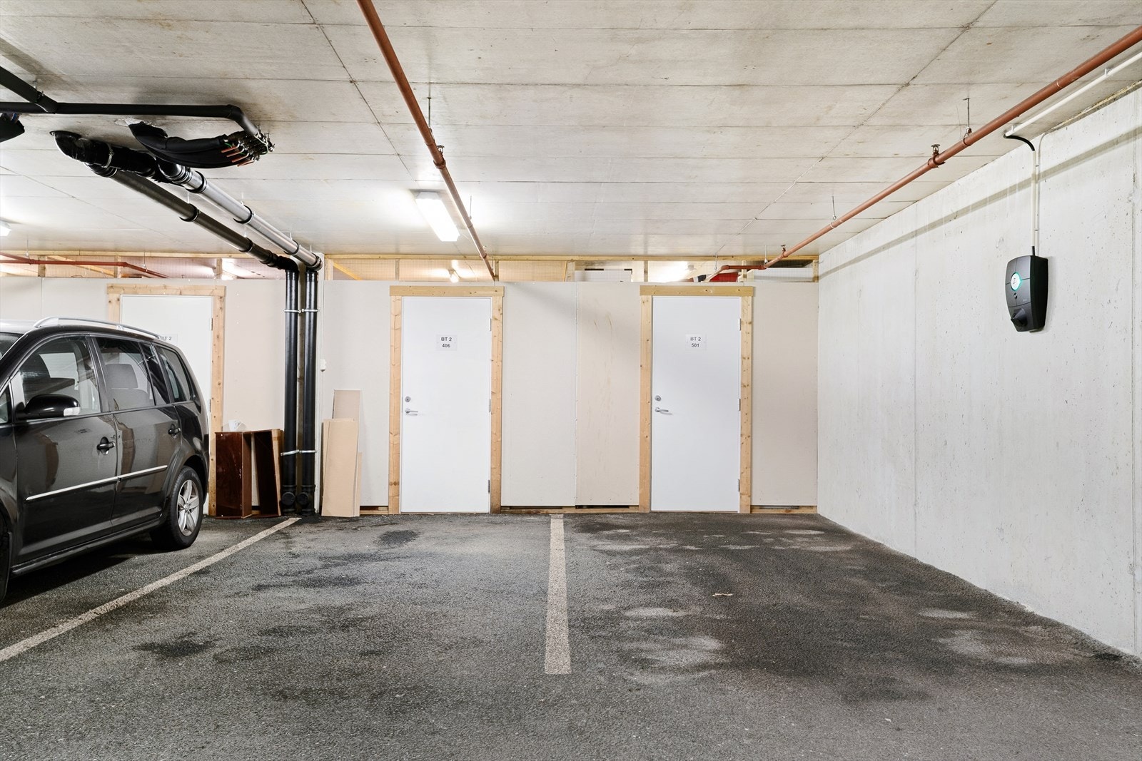 Parkering og bod i lukket anlegg. Galleribilde