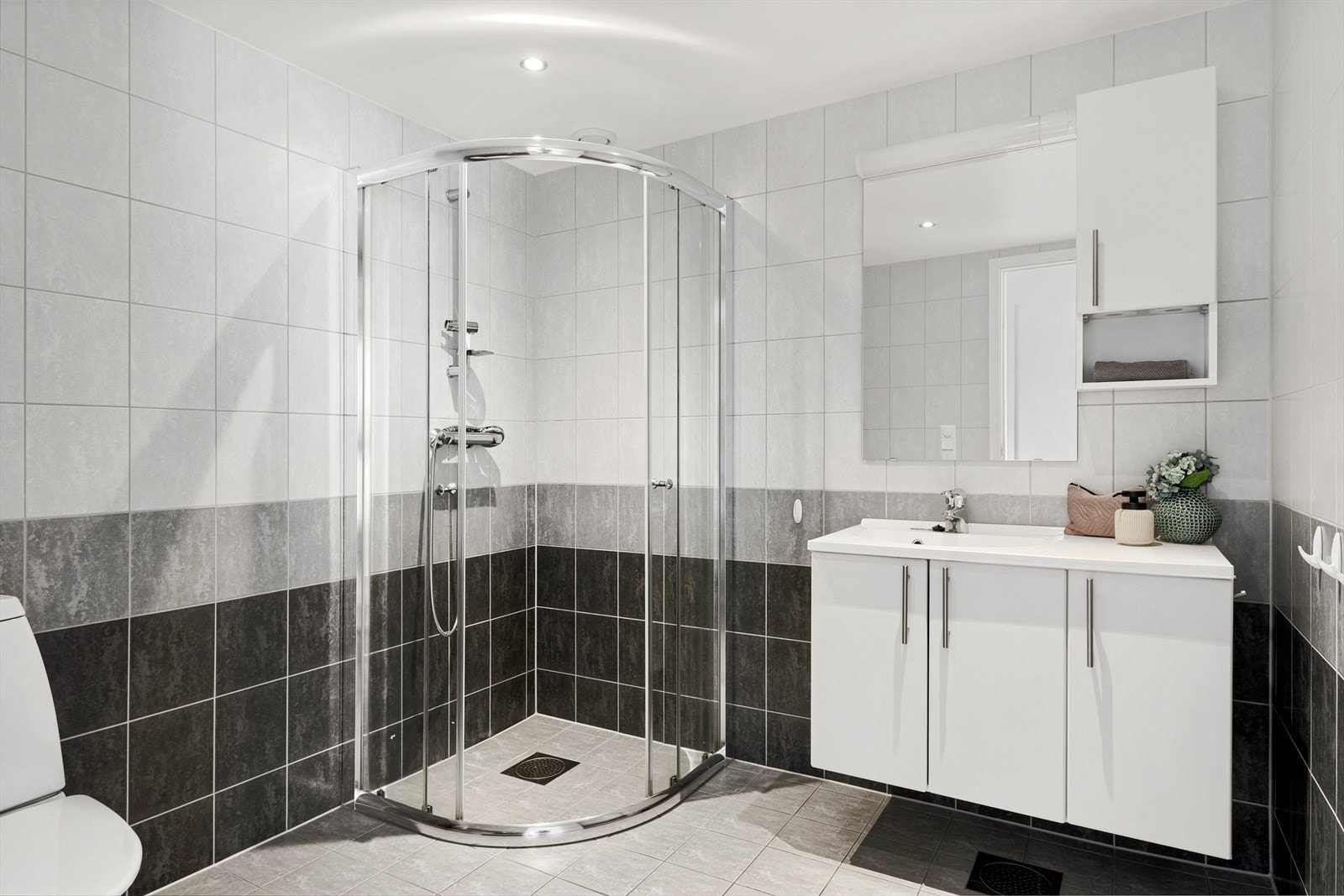 Badet er innredet med servantmøbel, dusj og wc Galleribilde