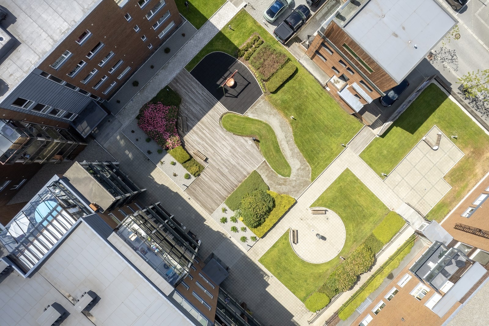 Dronefoto over fellesområdet som vedlikeholdes av vaktmester. Galleribilde