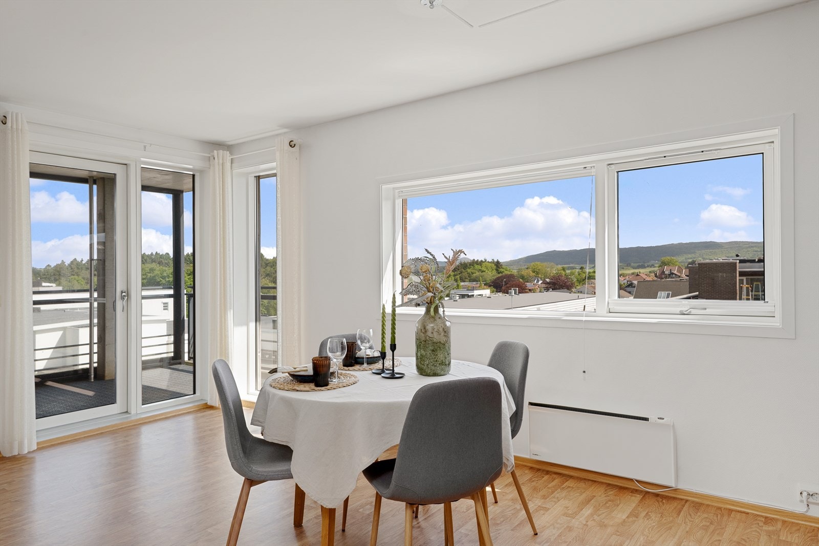 Gjennomgående vindu gir ekstra mye dagslys inn i rommet. Galleribilde