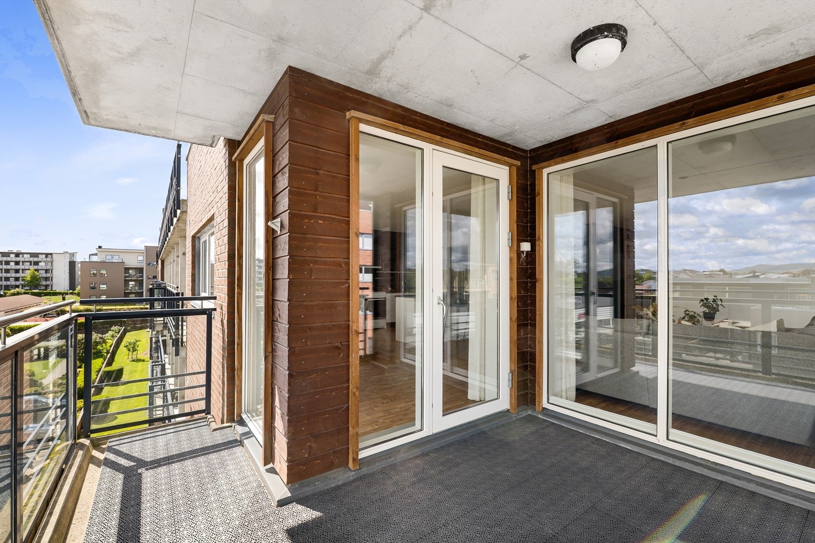 Balkong med takoverbygg. Galleribilde