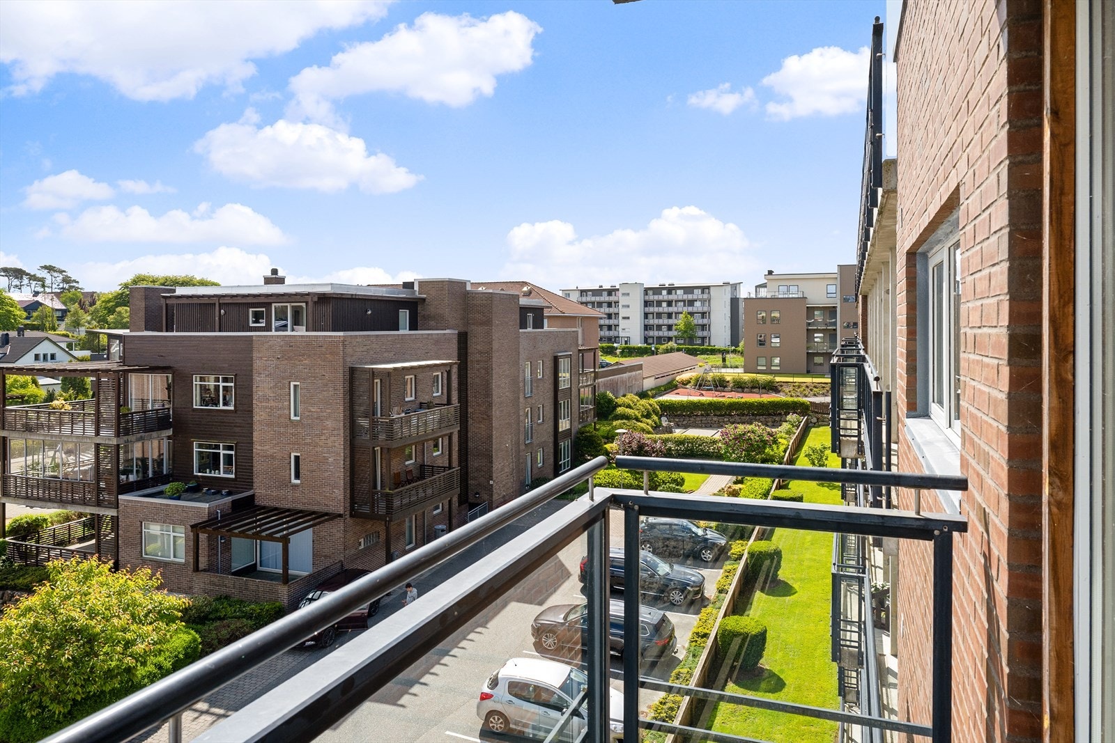 Leiligheten har en fin plassering i 4.etasje i en populær boligblokk midt i Bryne sentrum. Galleribilde