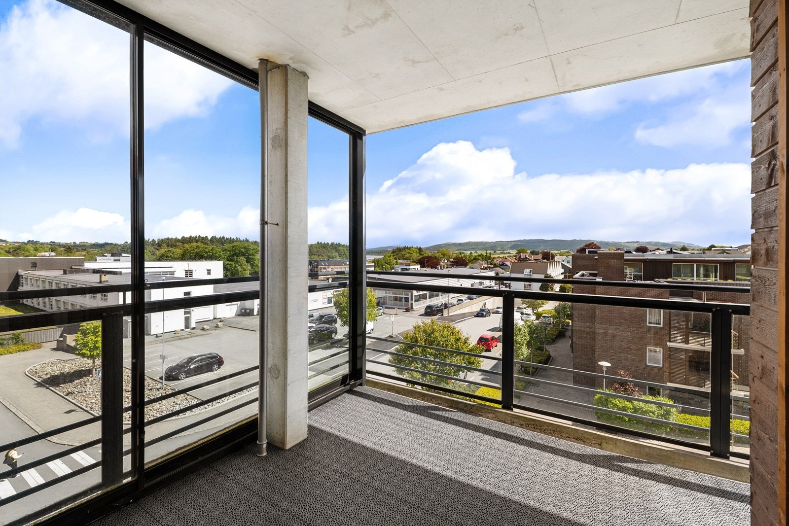 Stor balkong med gode solforhold. Galleribilde