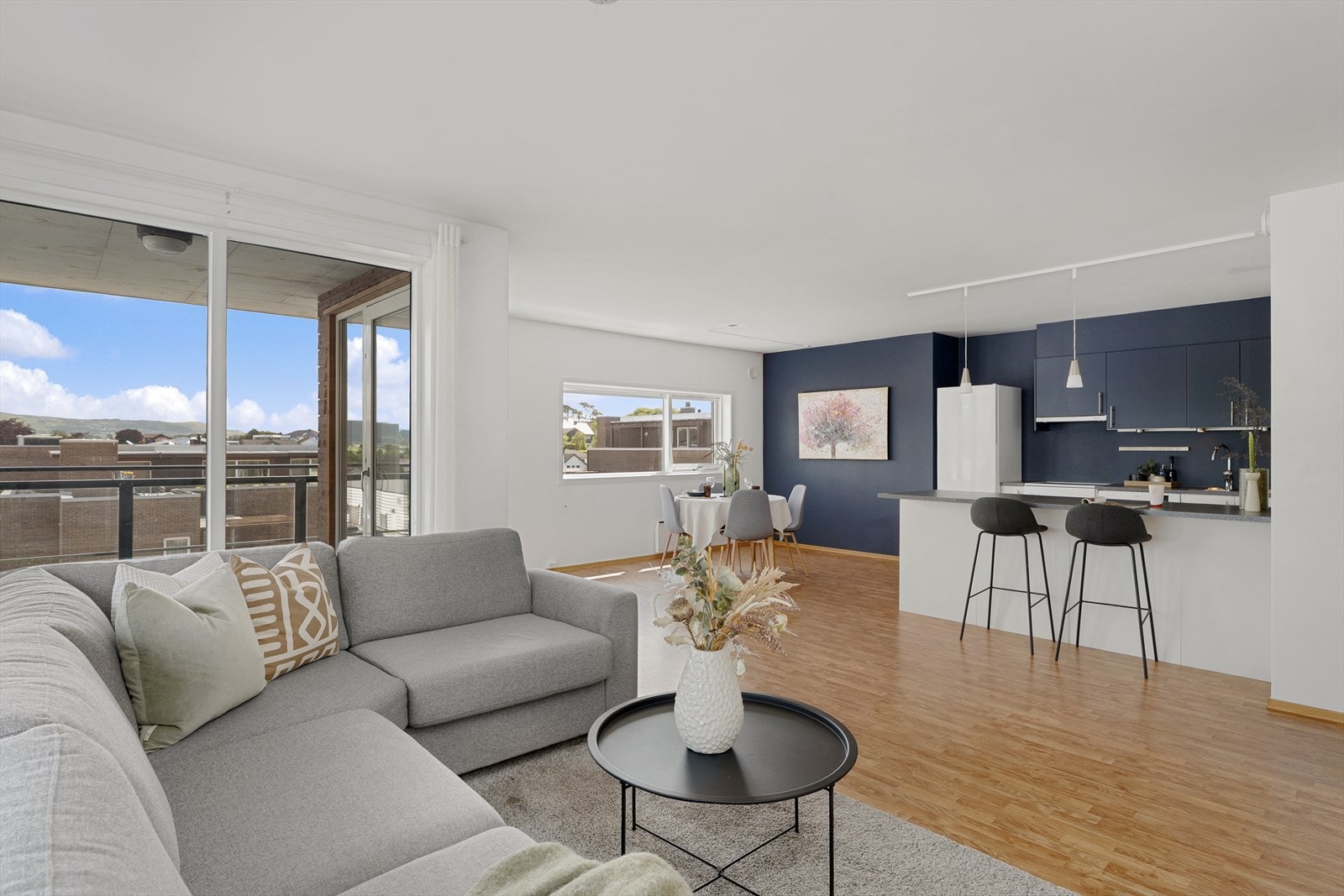 Stue og kjøkken har en praktisk og smart løsning. Galleribilde