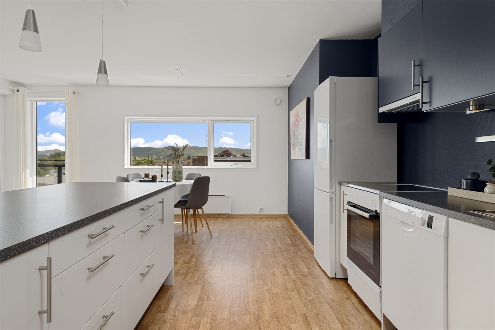 God skap- og benkeplass. Galleribilde