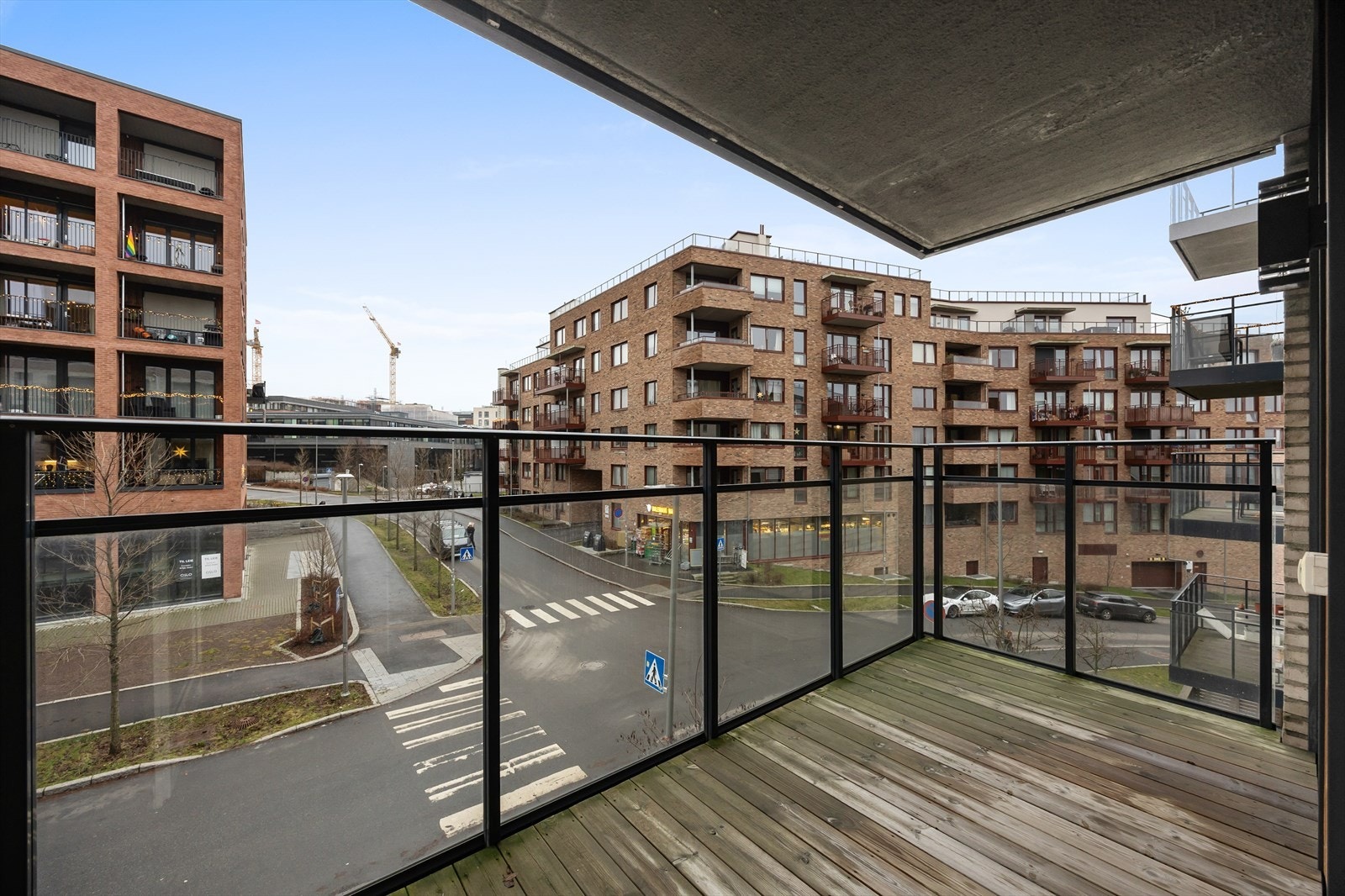 Balkongen har rekkverk i metall med glass, som sikrer utsikten. Galleribilde