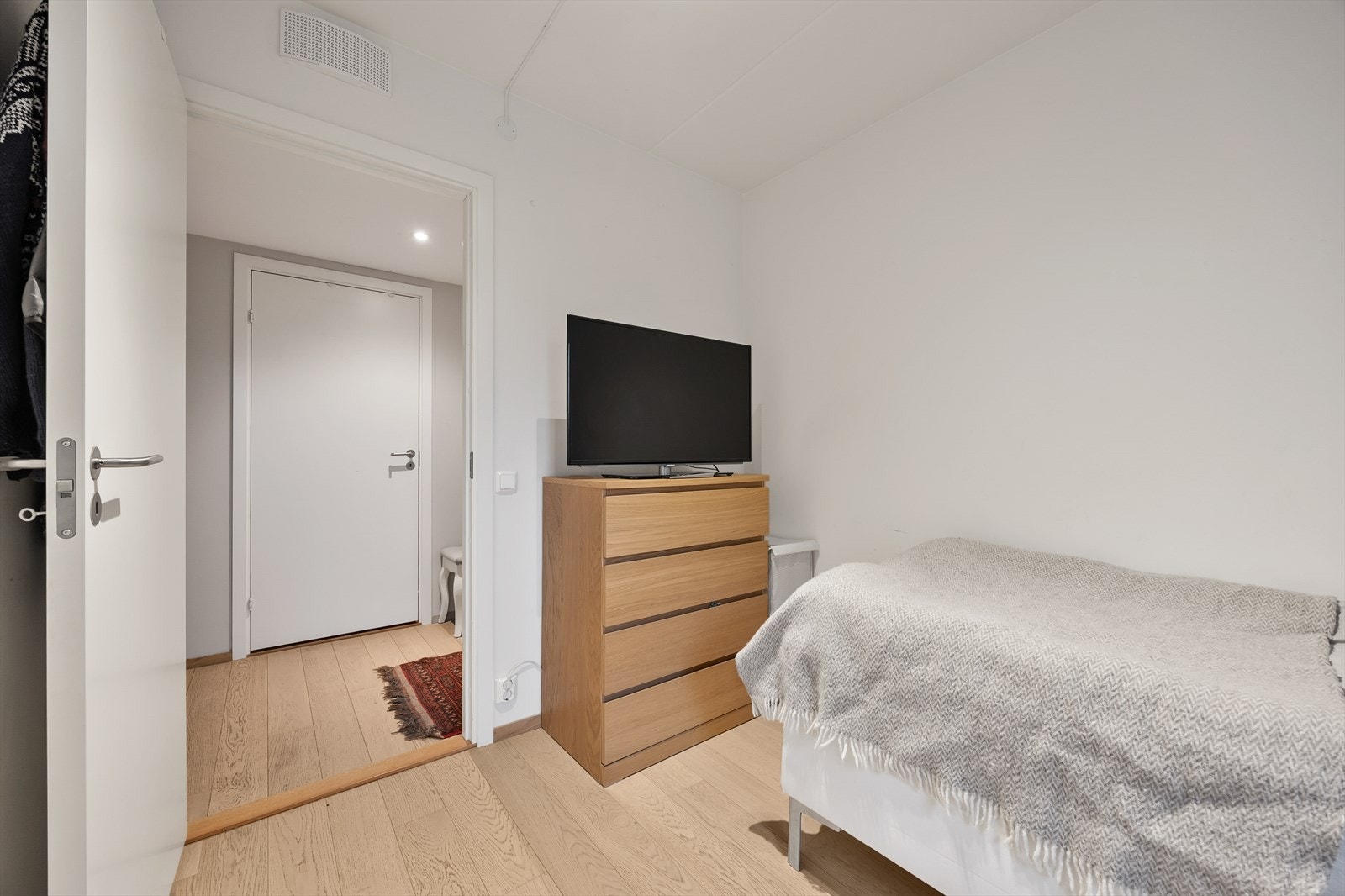 Også dette rommet har parkett på gulvet og malte flater. Galleribilde