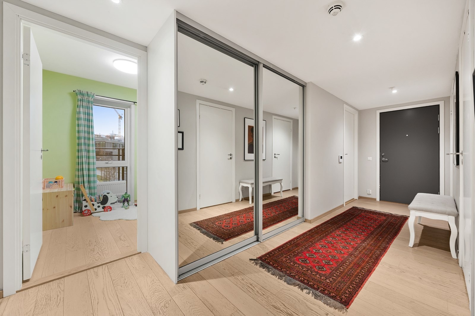 Fra gangen er det inngang til ett av leilighetens tre soverom. Galleribilde