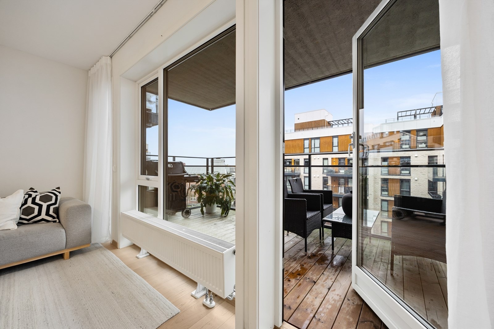 Balkongdøren med isolerglass kobler inne- og uteområdet sammen. Galleribilde