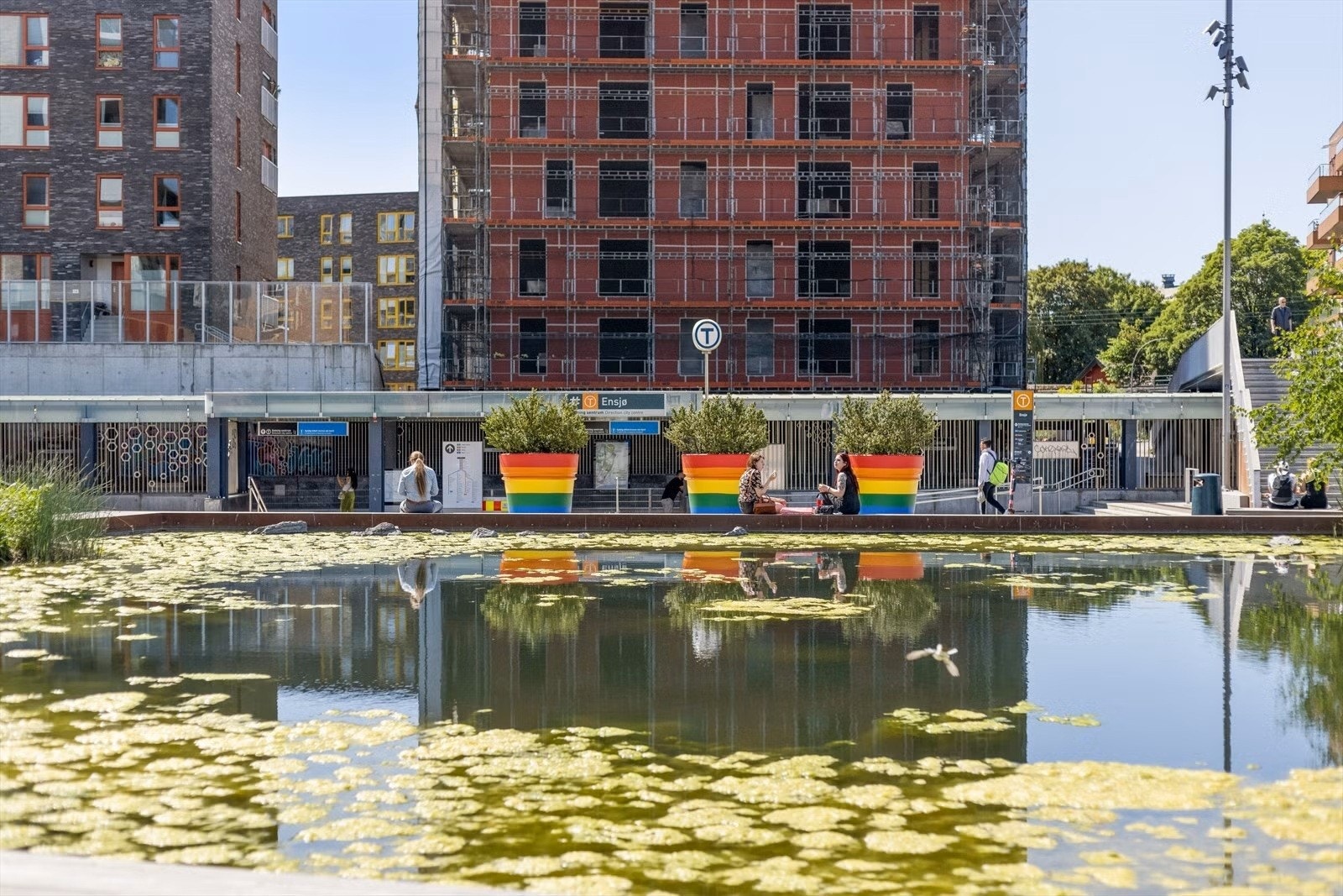 Ensjø t-bane er kort vei fra leiligheten. Galleribilde