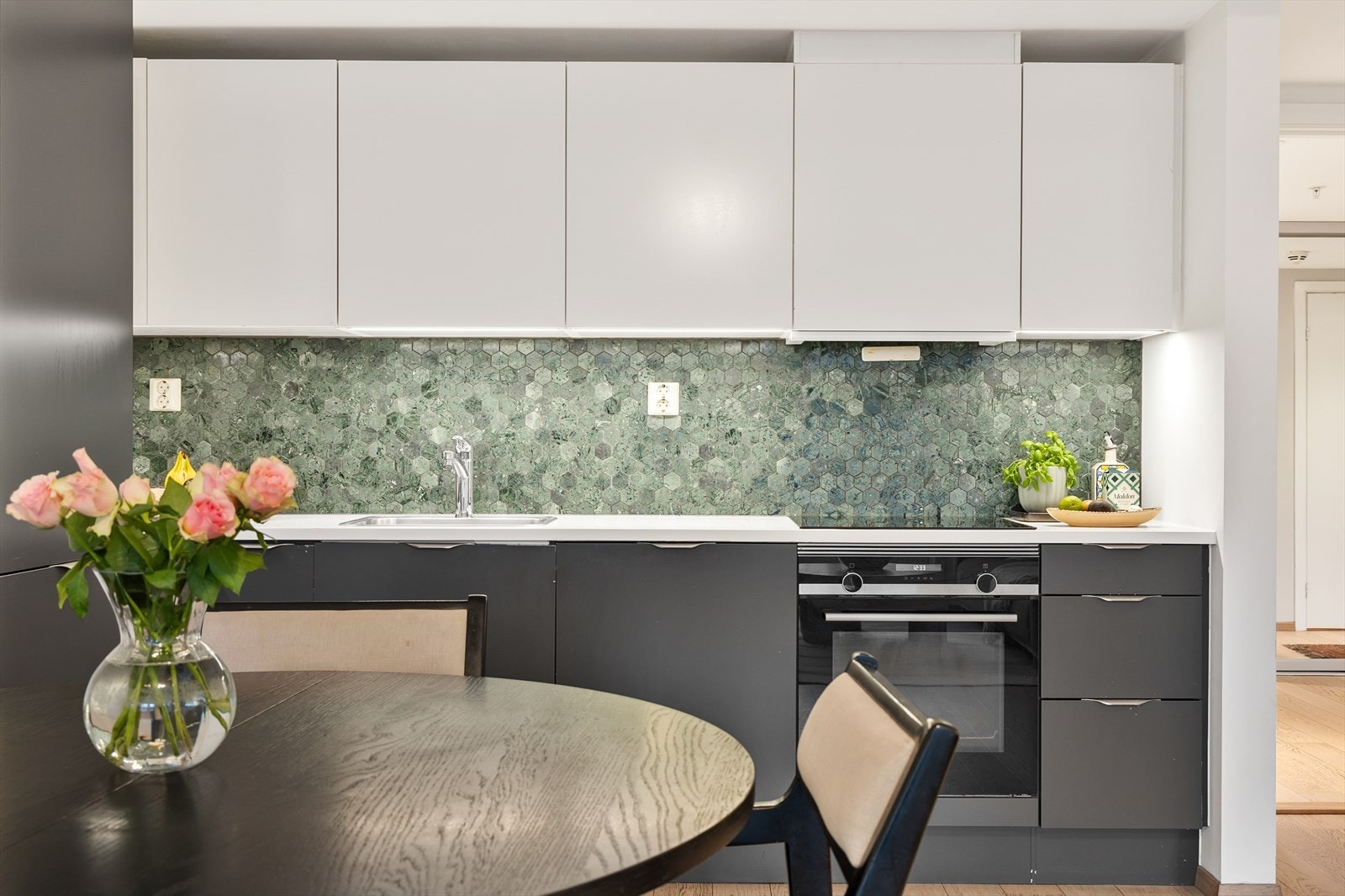 Moderne kjøkkeninnredning fra HTH med glatte fronter og integrerte hvitevarer. Galleribilde