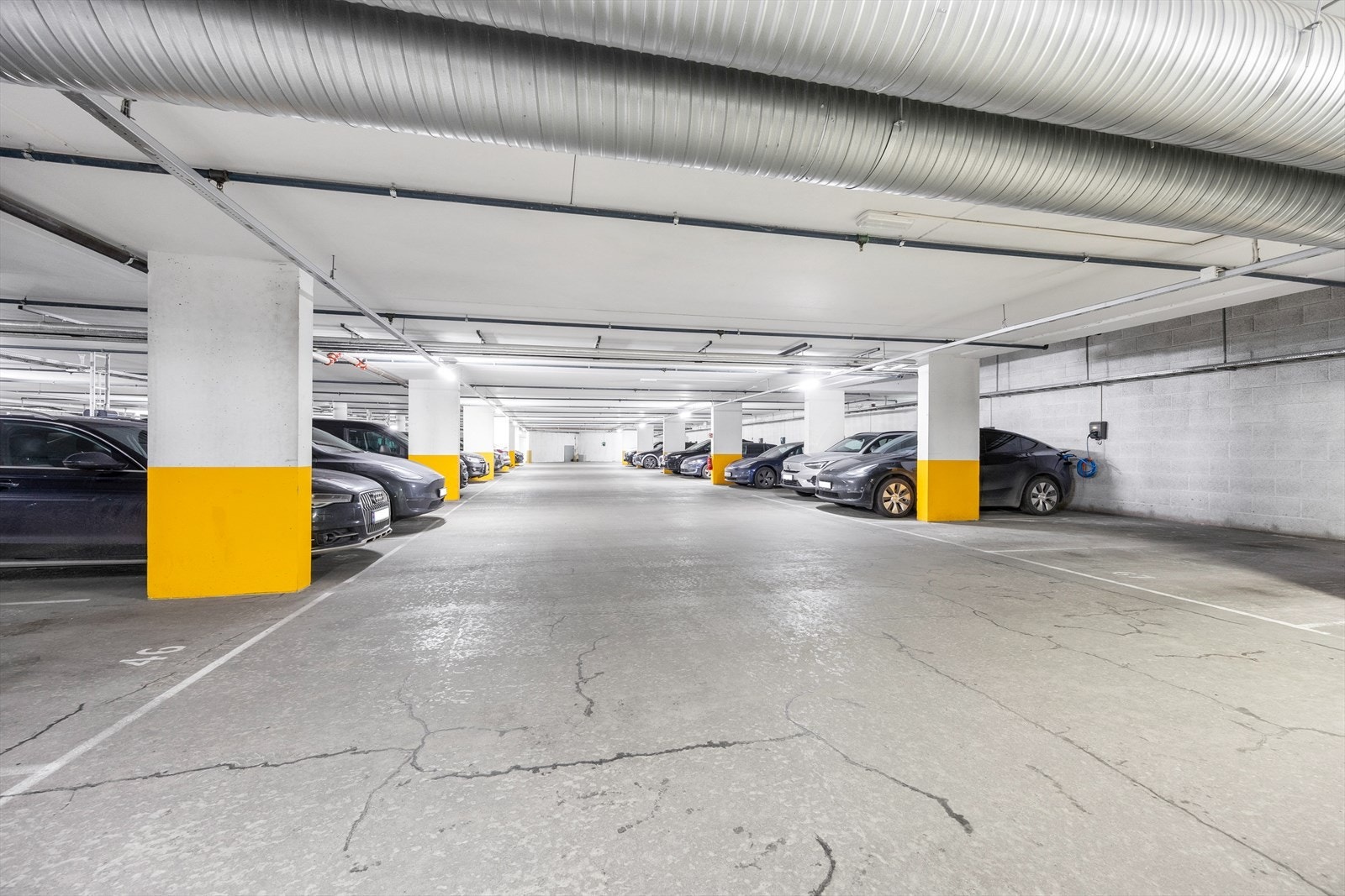 I garasjeanlegget er det tilrettelagt for elbillading. Galleribilde